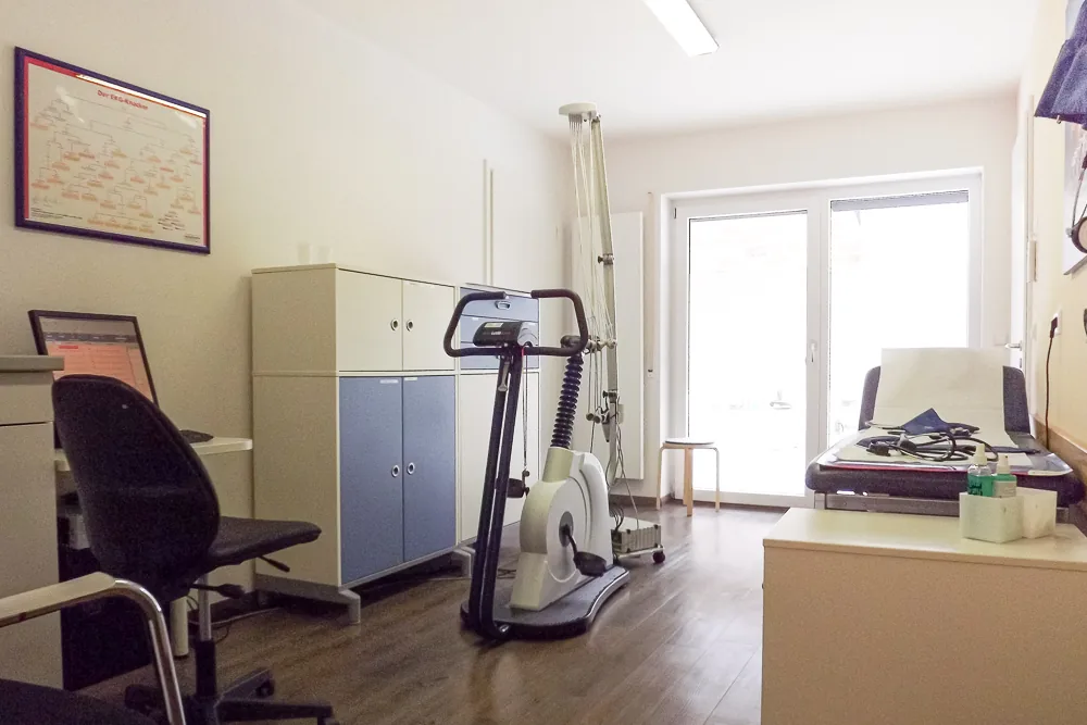Untersuchungsraum mit Liege und Ergometer